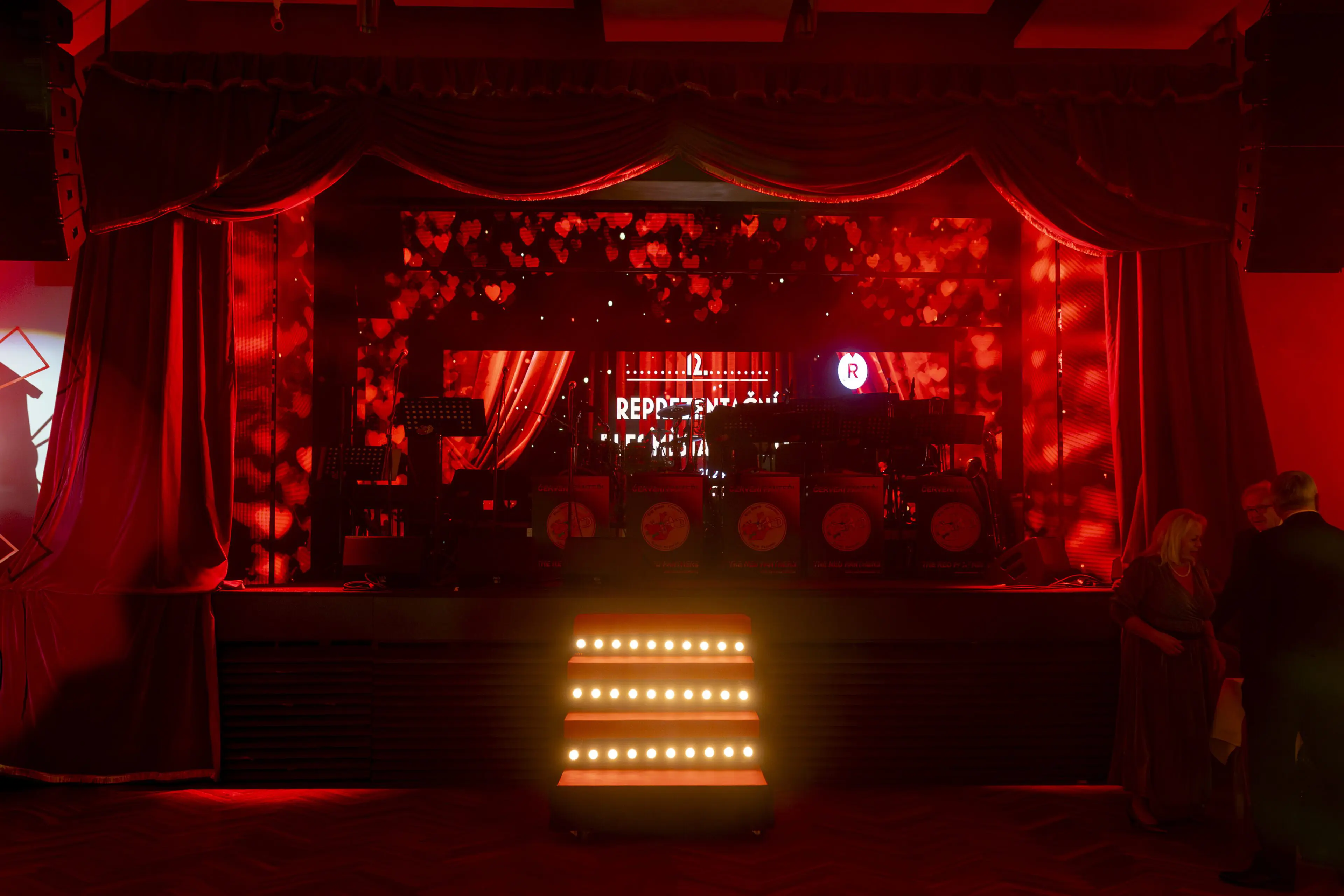 Design & dekor – výzdoba, tematické prvky, branding, květinové instalace.